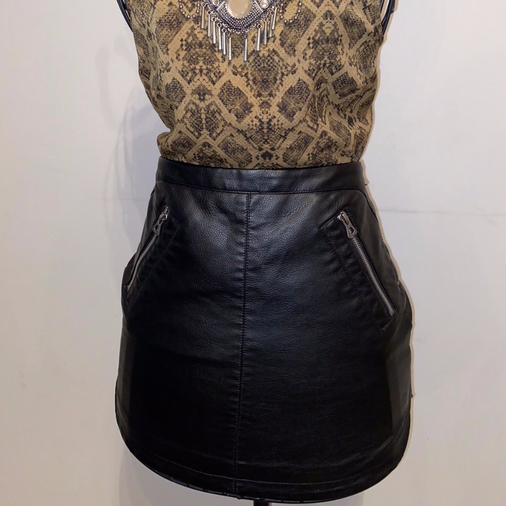 Faux leather mini skirt & olive/blk top
